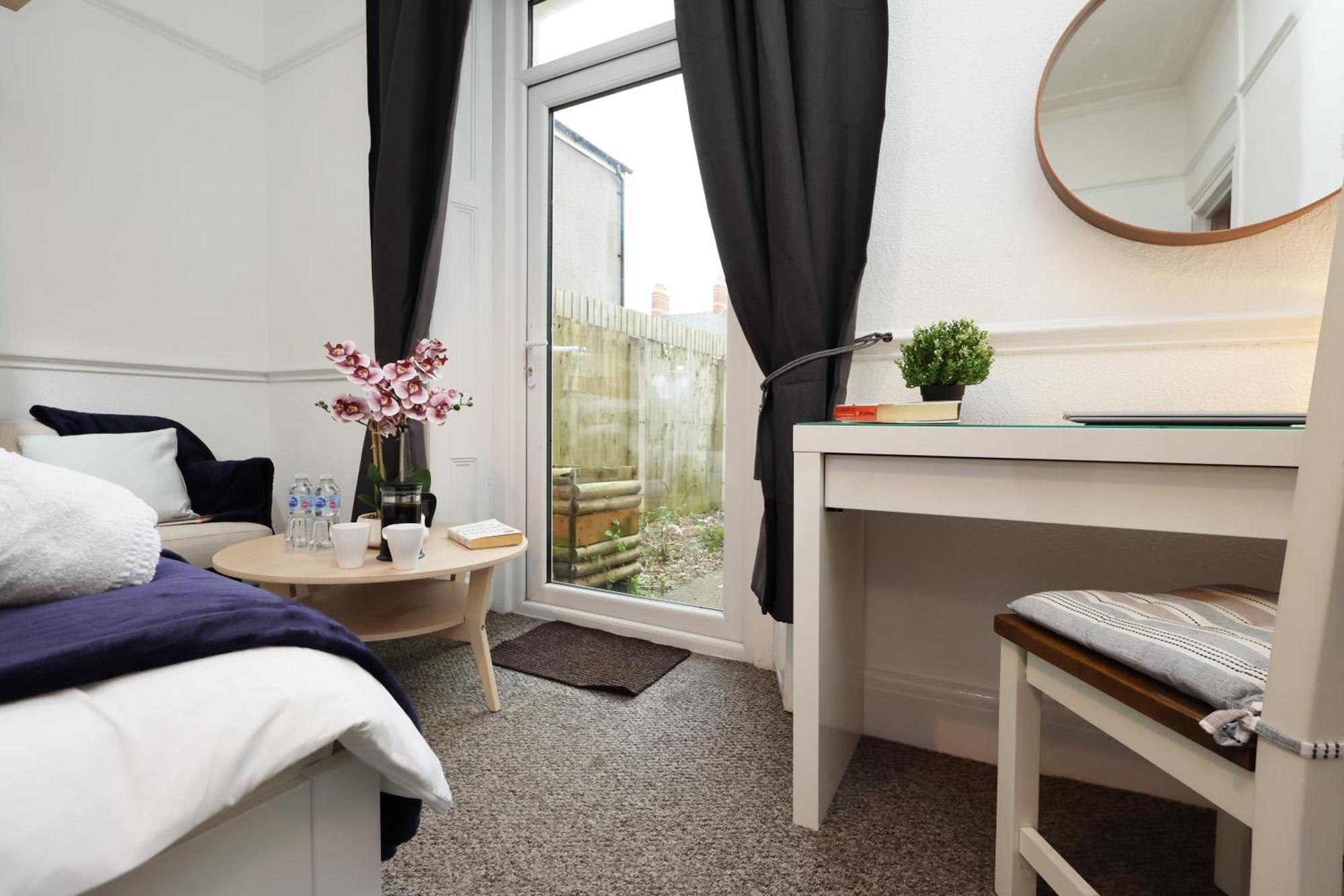 Cardiff City Guesthouse, Central Rooms, Fast Wi-Fi, On-Street Parking Exterior photo