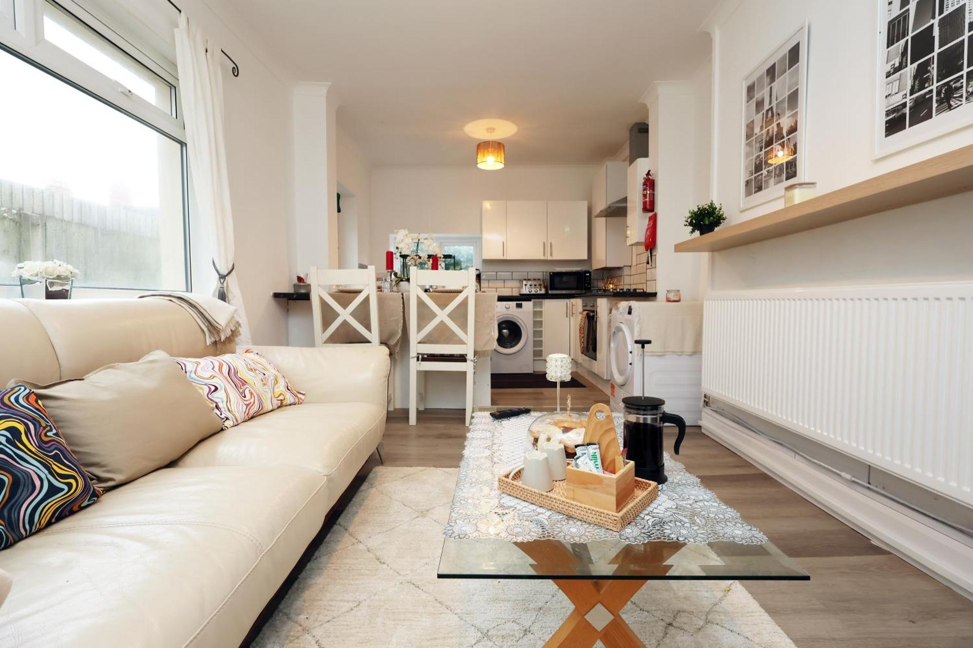 Cardiff City Guesthouse, Central Rooms, Fast Wi-Fi, On-Street Parking Exterior photo