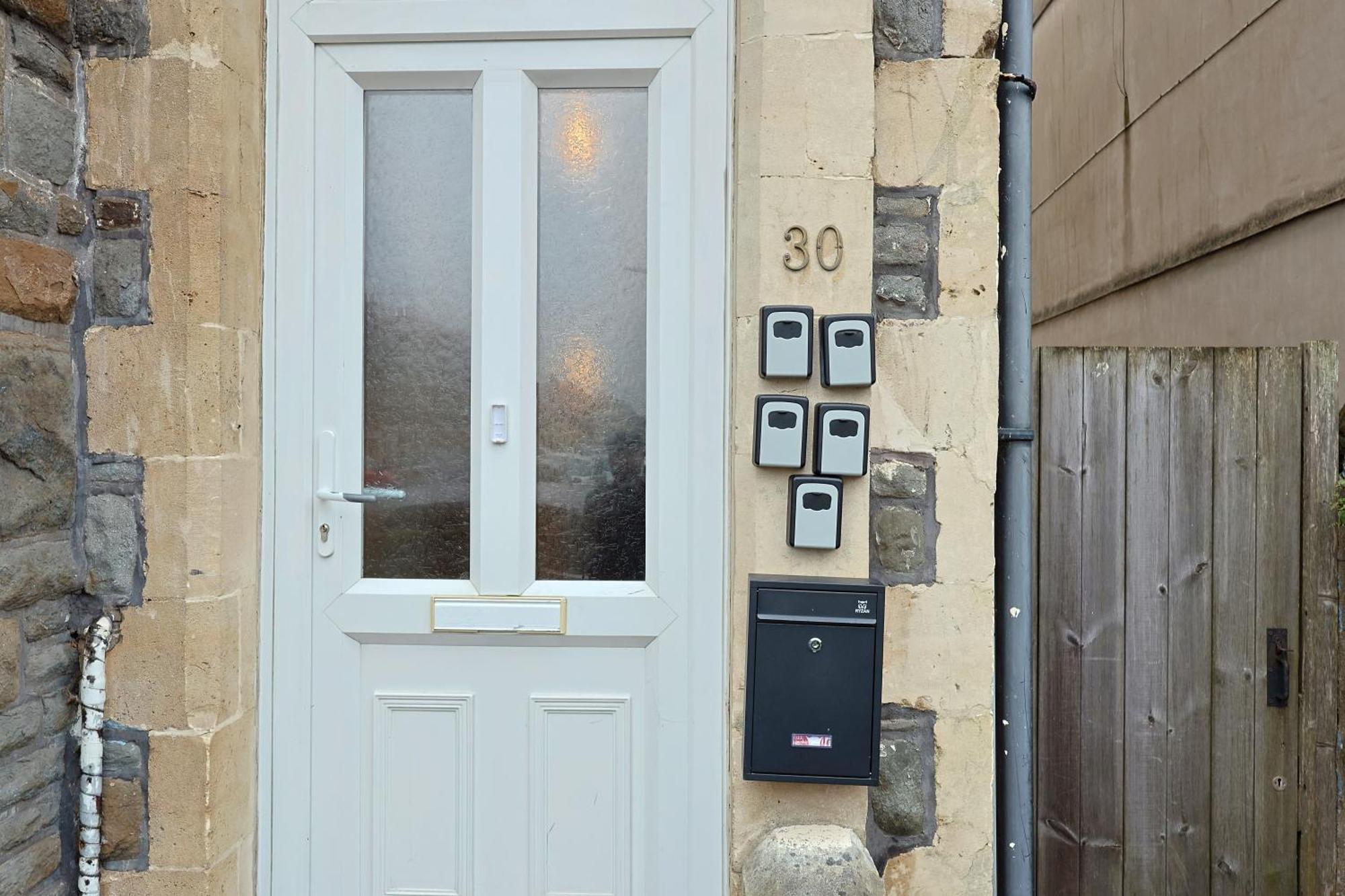Cardiff City Guesthouse, Central Rooms, Fast Wi-Fi, On-Street Parking Exterior photo
