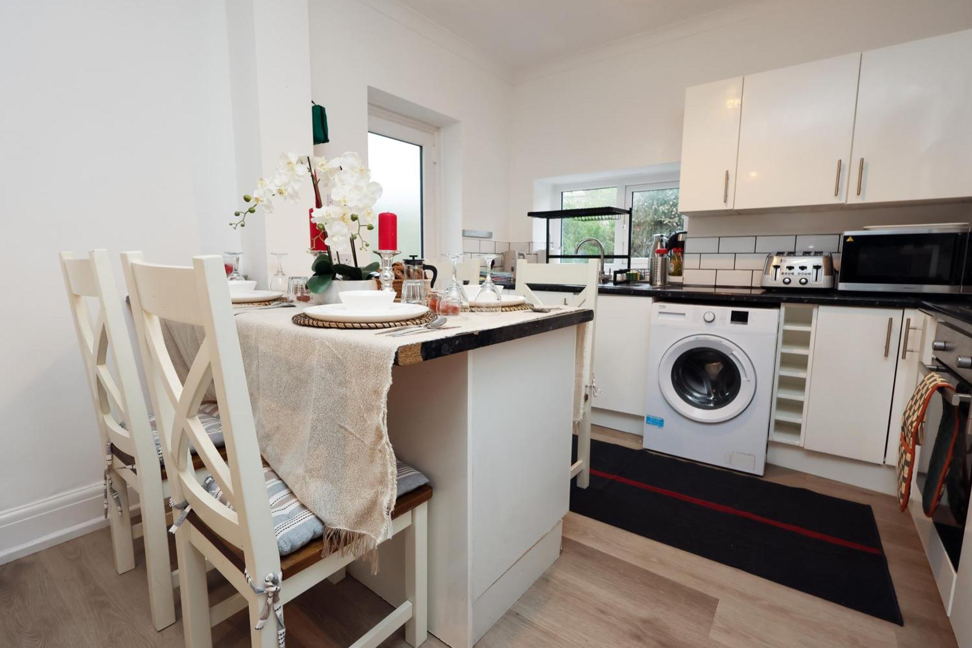 Cardiff City Guesthouse, Central Rooms, Fast Wi-Fi, On-Street Parking Exterior photo