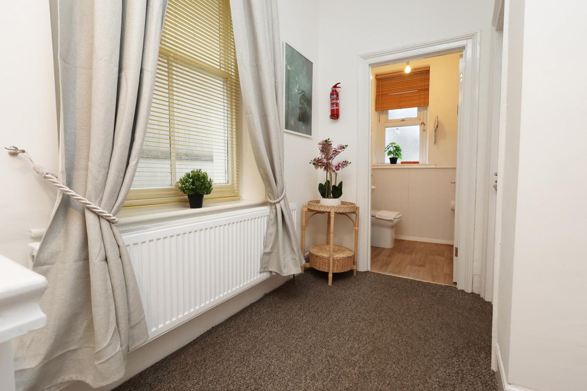 Cardiff City Guesthouse, Central Rooms, Fast Wi-Fi, On-Street Parking Exterior photo