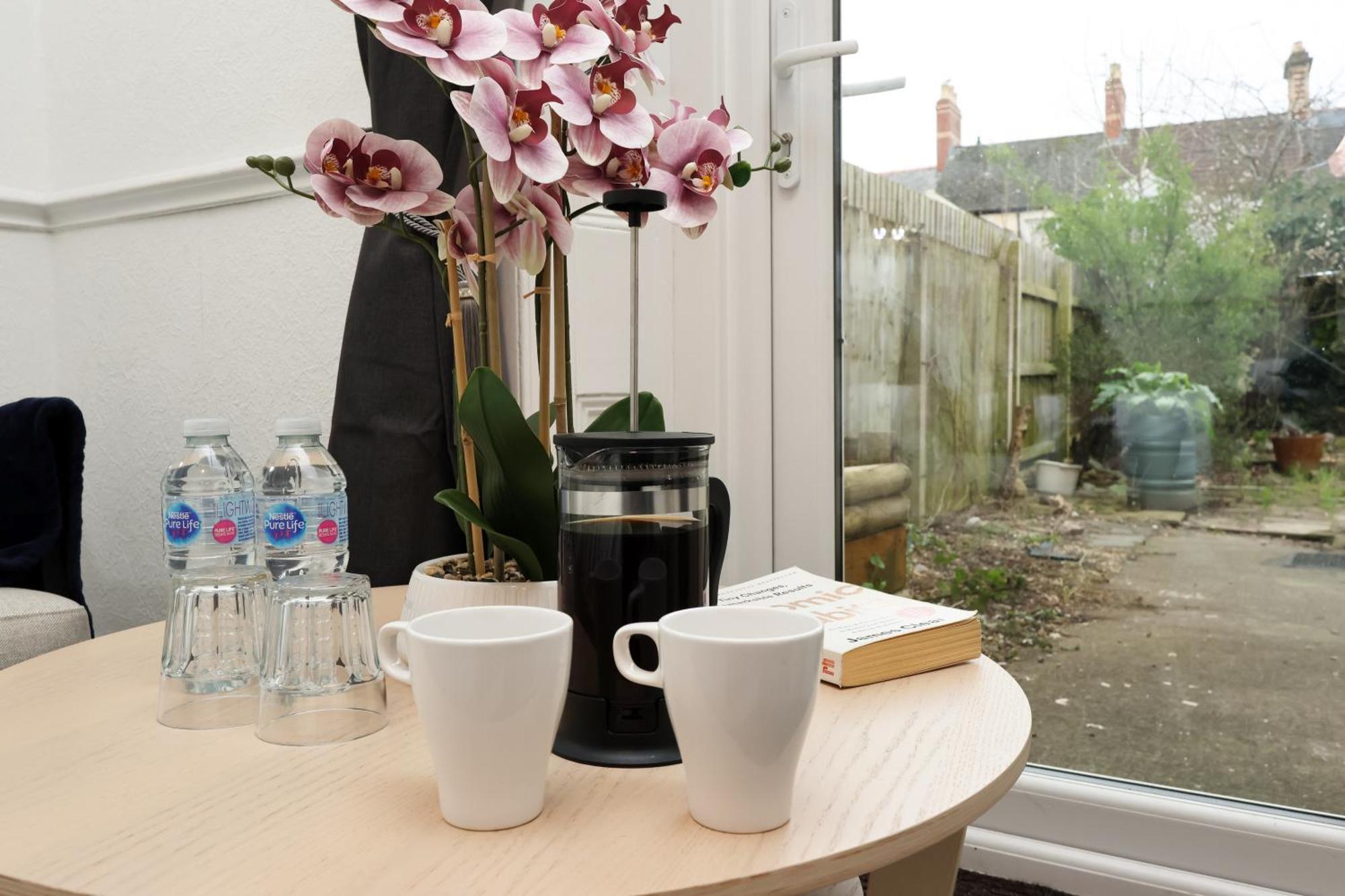 Cardiff City Guesthouse, Central Rooms, Fast Wi-Fi, On-Street Parking Exterior photo