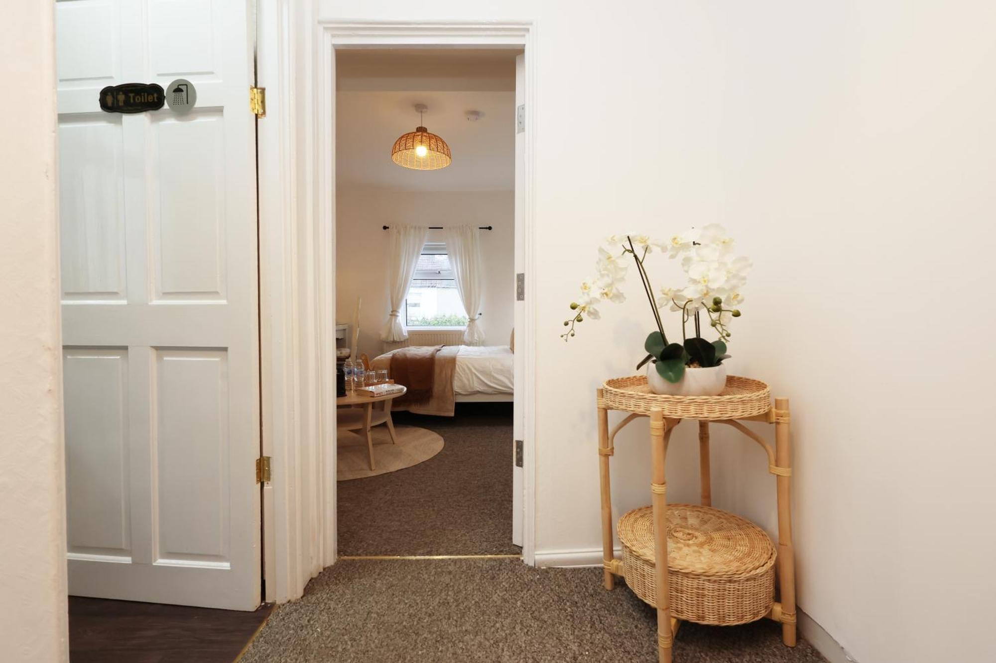 Cardiff City Guesthouse, Central Rooms, Fast Wi-Fi, On-Street Parking Exterior photo