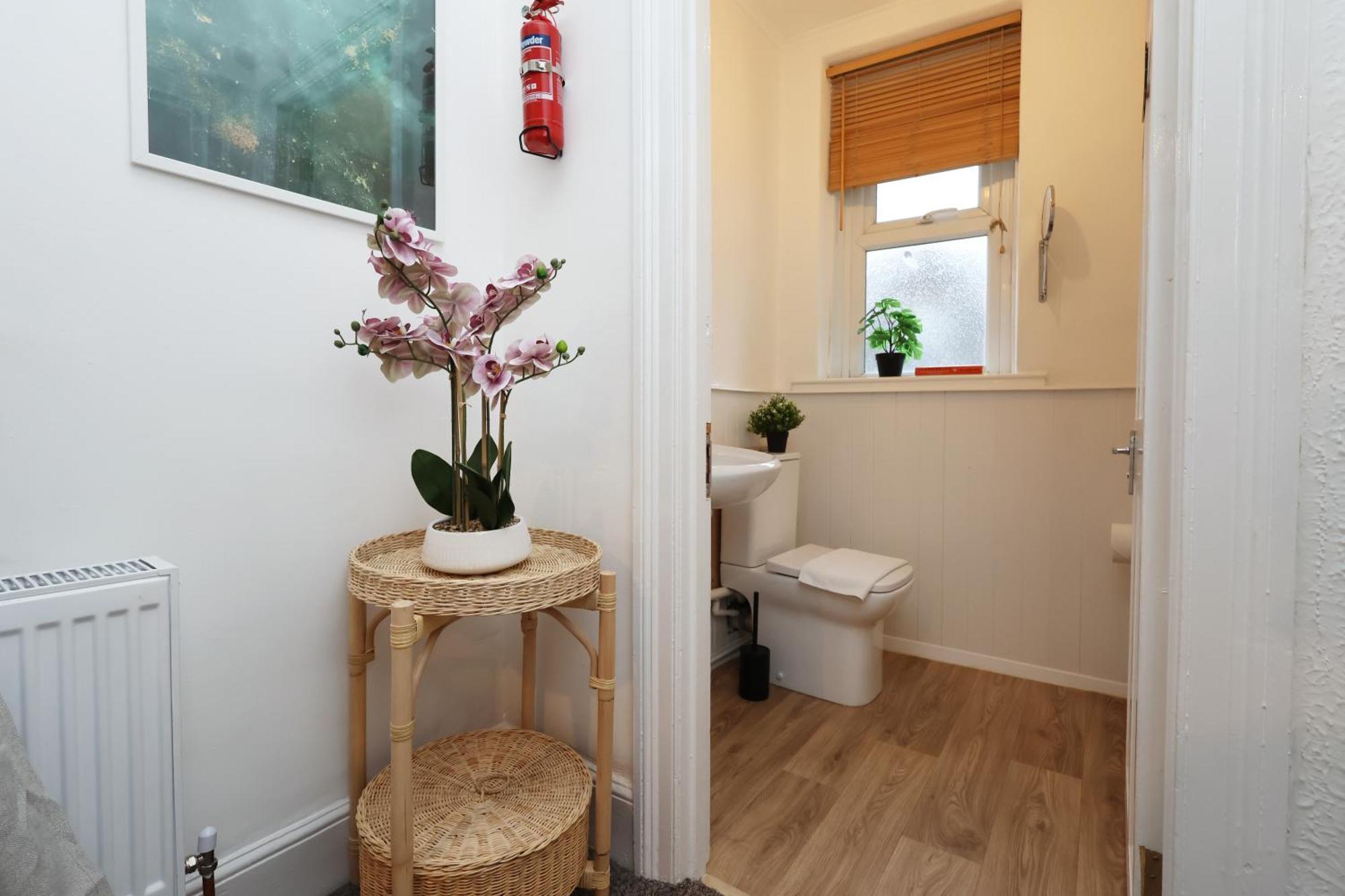 Cardiff City Guesthouse, Central Rooms, Fast Wi-Fi, On-Street Parking Exterior photo