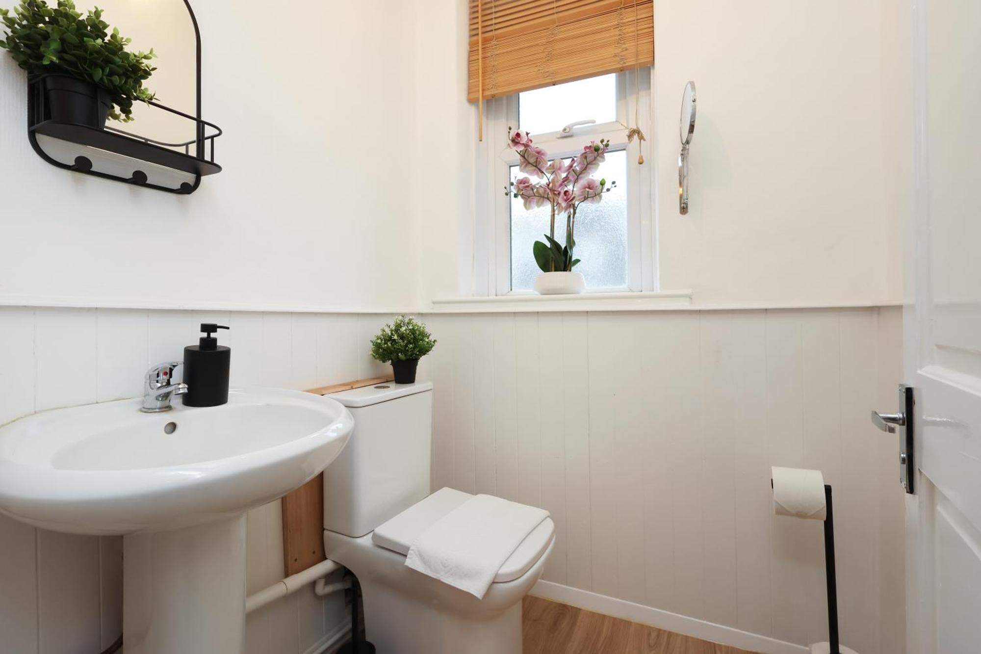 Cardiff City Guesthouse, Central Rooms, Fast Wi-Fi, On-Street Parking Exterior photo